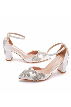 Delicados sapatos de noiva brancos pontiagudos com strass