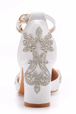 Delicados sapatos de noiva brancos pontiagudos com strass