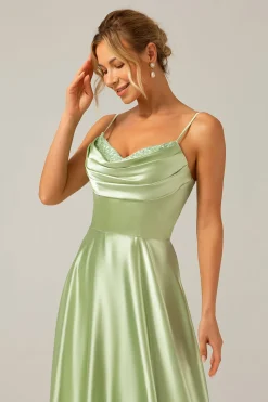 Dusty Sage Uma linha Cowl Neck Cetim Long vestido de dama de honra com pregas