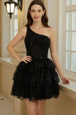 Elegante A Line One Shoulder Black Short Homecoming Dress com apliques