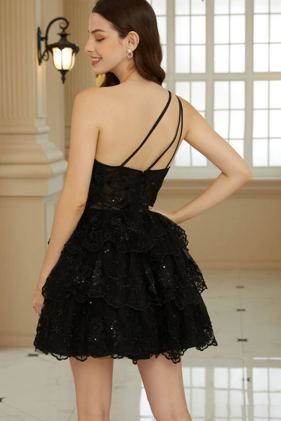 Elegante A Line One Shoulder Black Short Homecoming Dress com apliques