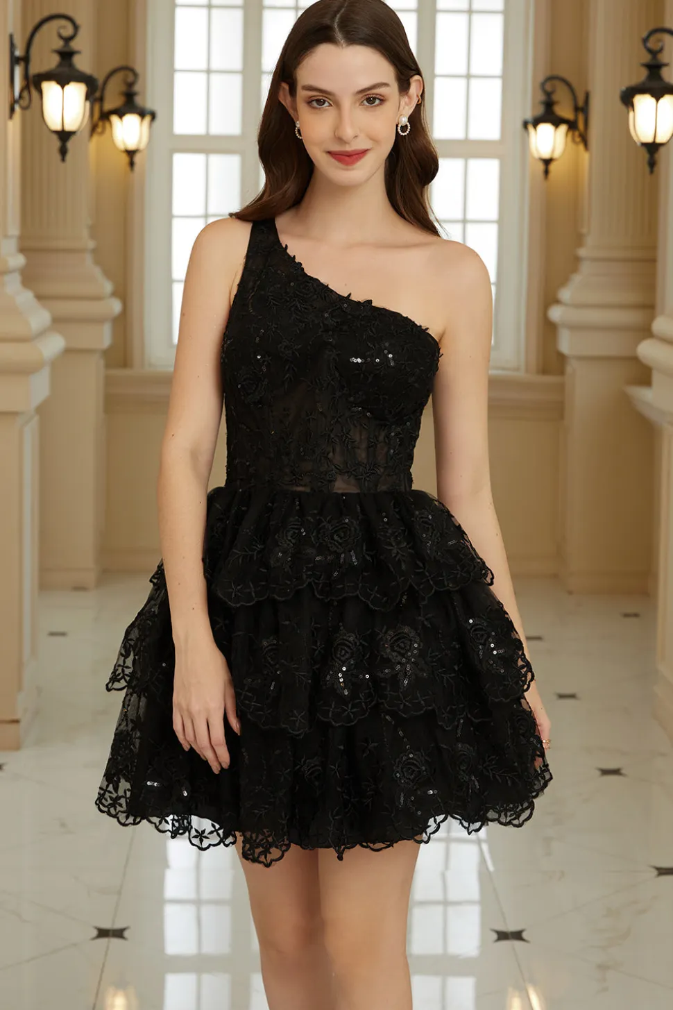 Elegante A Line One Shoulder Black Short Homecoming Dress com apliques