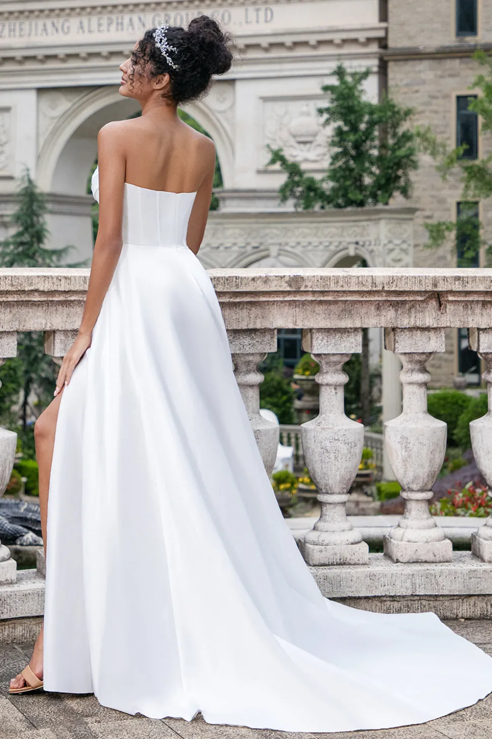 Elegante branco uma linha sem alças plissado varredura trem espartilho vestido de noiva com fenda