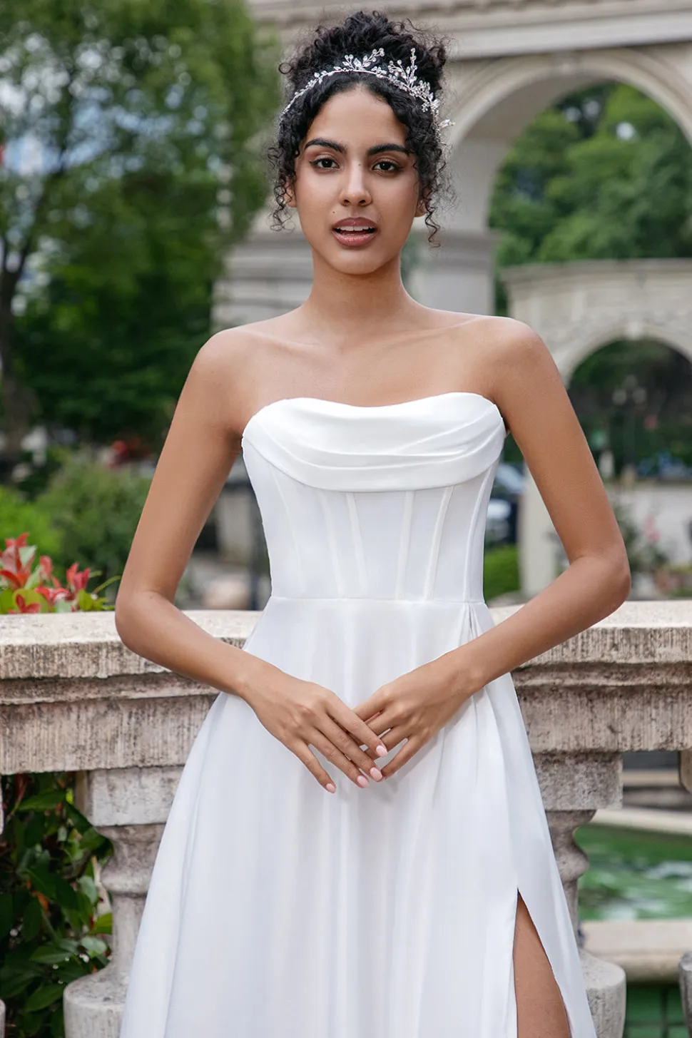Elegante branco uma linha sem alças plissado varredura trem espartilho vestido de noiva com fenda