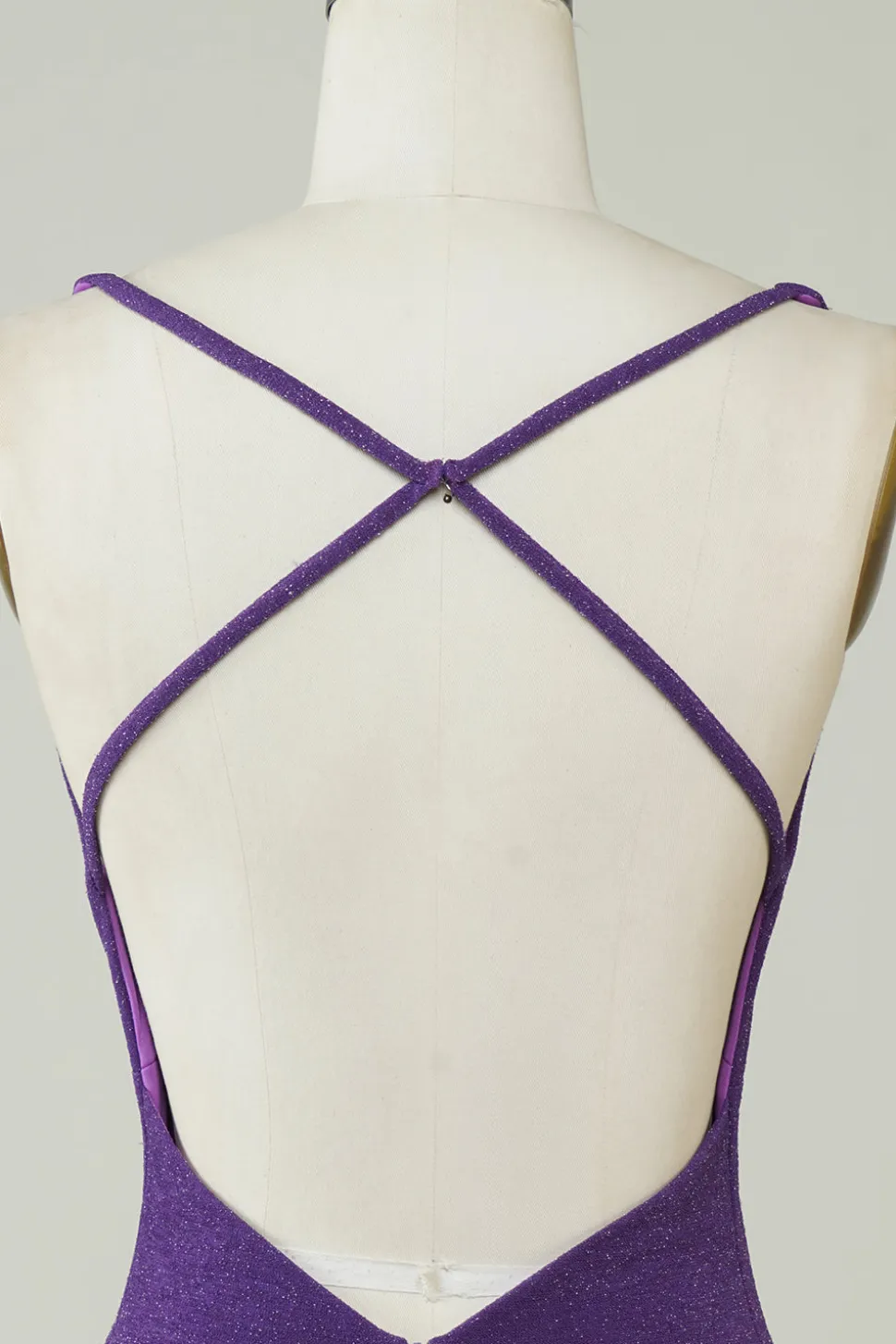 Elegante Deep V Neck Purple Vestido Curto Homecoming com Criss Cross Back