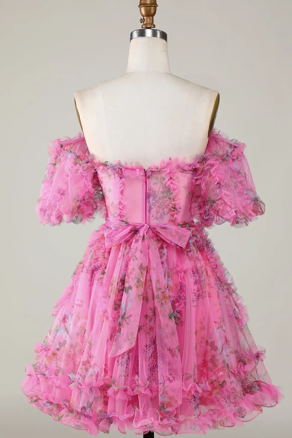 Elegante uma linha fora do ombro vestido de tule preto curto Homecoming com mangas curtas