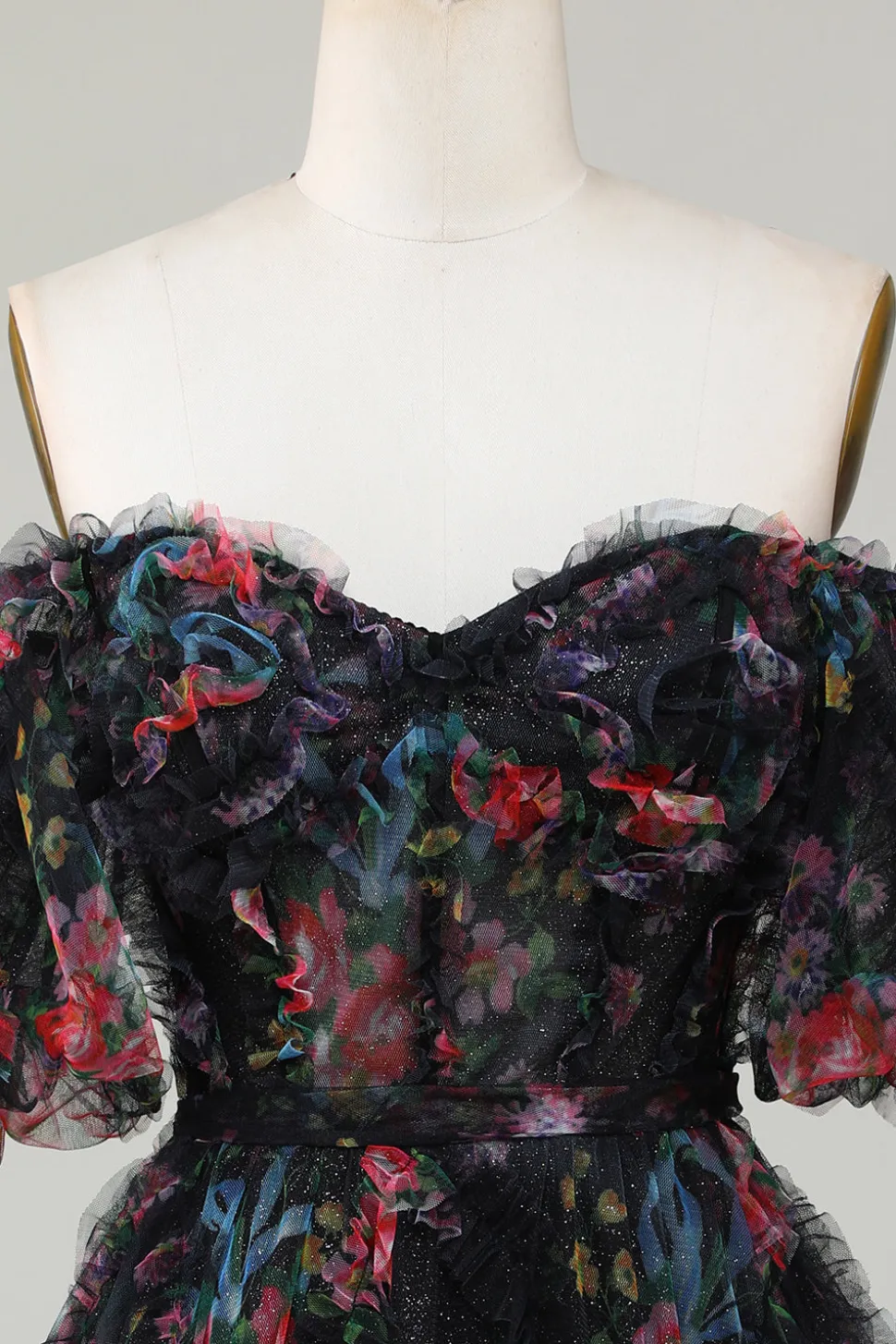 Elegante uma linha fora do ombro vestido de tule preto curto Homecoming com mangas curtas