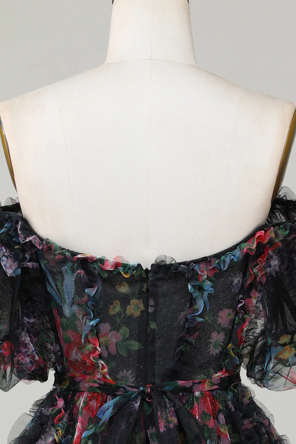 Elegante uma linha fora do ombro vestido de tule preto curto Homecoming com mangas curtas