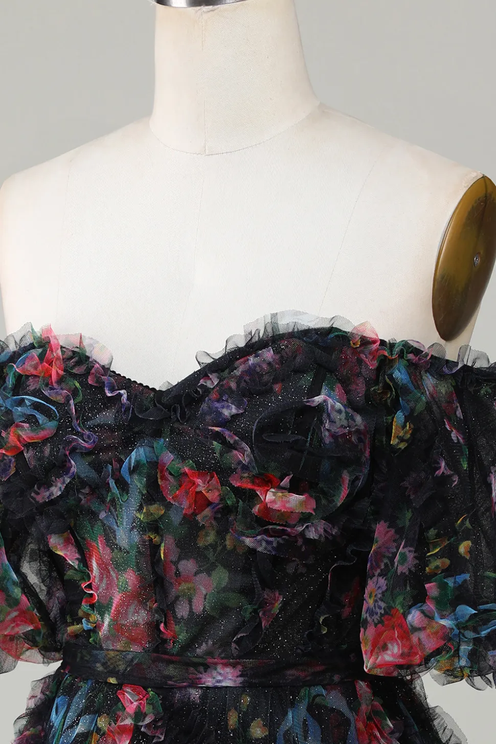 Elegante uma linha fora do ombro vestido de tule preto curto Homecoming com mangas curtas