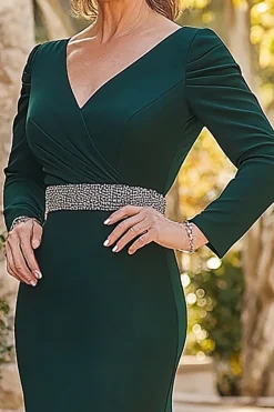 Elegante verde escuro manga longa mãe do vestido de noiva com frisos