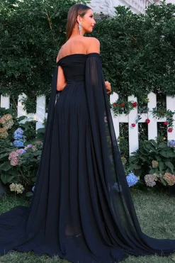 Elegante vestido de baile de formatura preto off-shoulder com mangas de capa fluidas