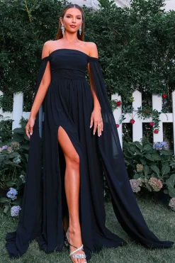 Elegante vestido de baile de formatura preto off-shoulder com mangas de capa fluidas