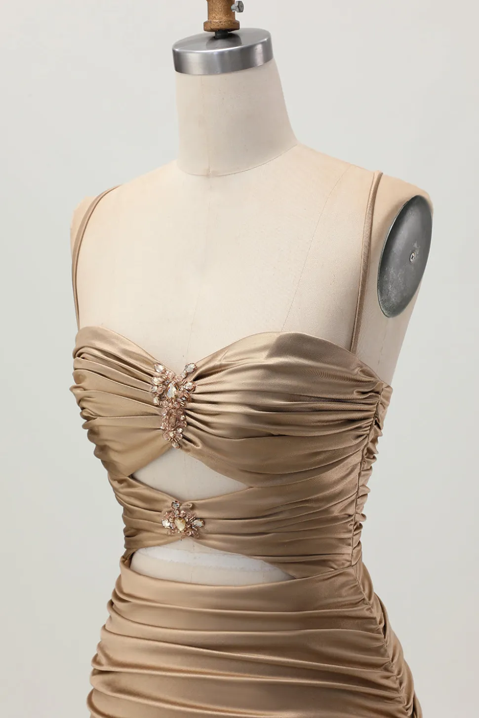 Escuro Khaki Ruched Cut-Out Tight Mini Homecoming Dress com renda para trás