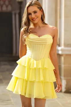 Espartilho amarelo sem alças A Line Tiered Short Homecoming Dress