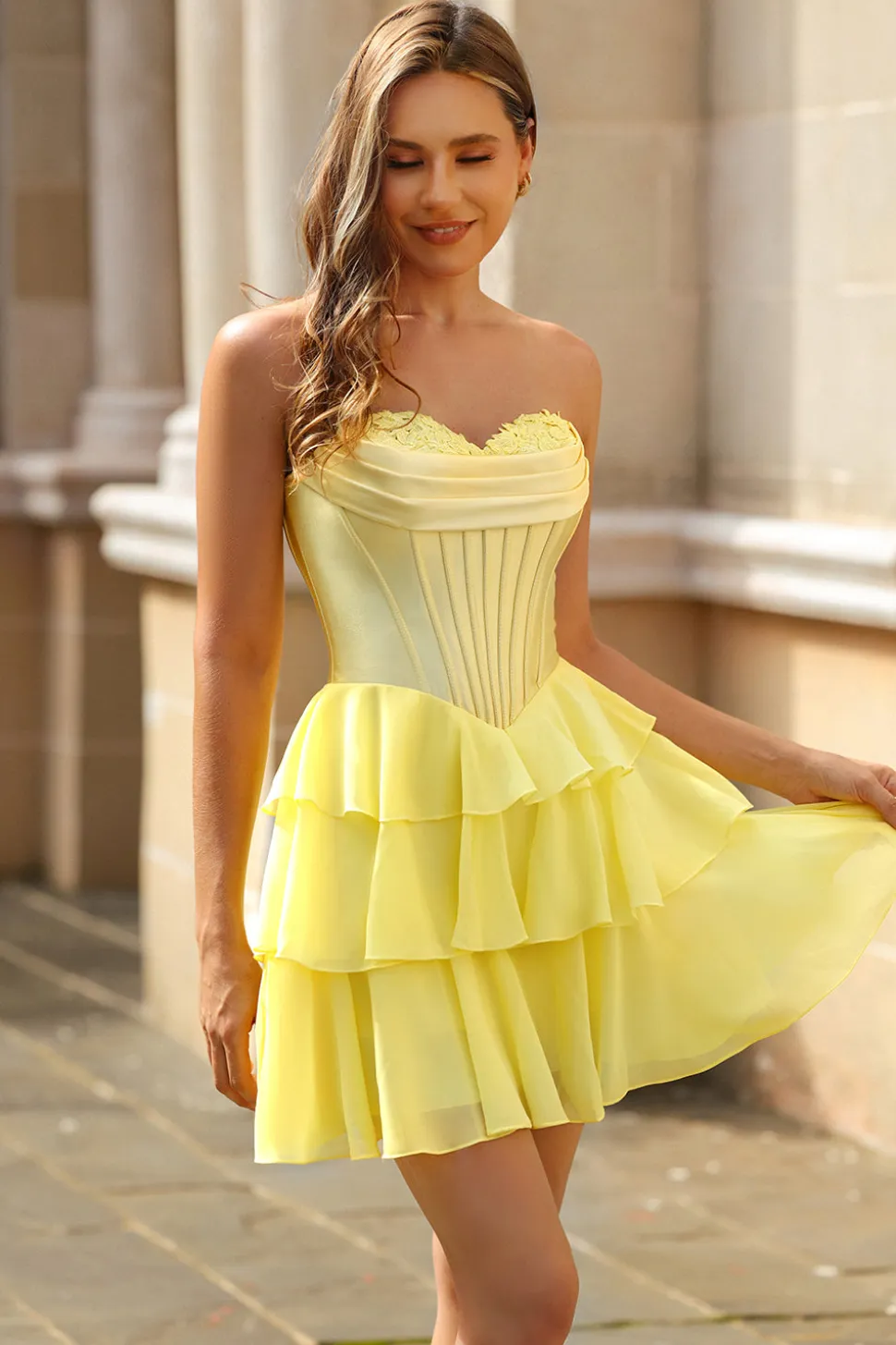 Espartilho amarelo sem alças A Line Tiered Short Homecoming Dress