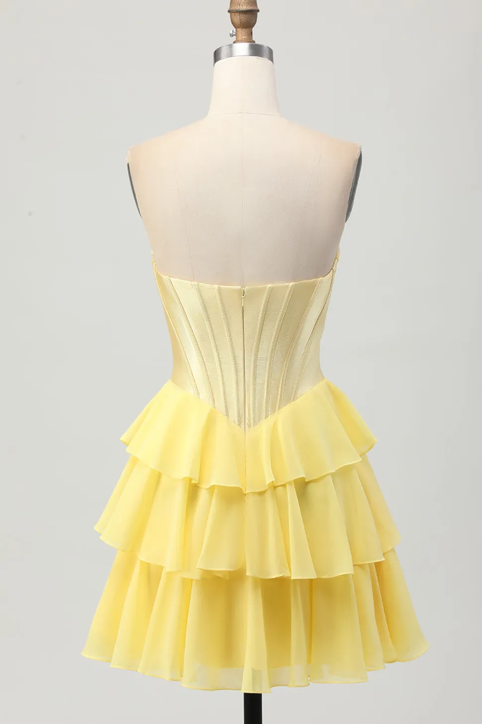 Espartilho amarelo sem alças A Line Tiered Short Homecoming Dress