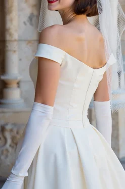 Espartilho Branco Ombro Descoberto Um Vestido de Noiva Midi de Linha com Laços