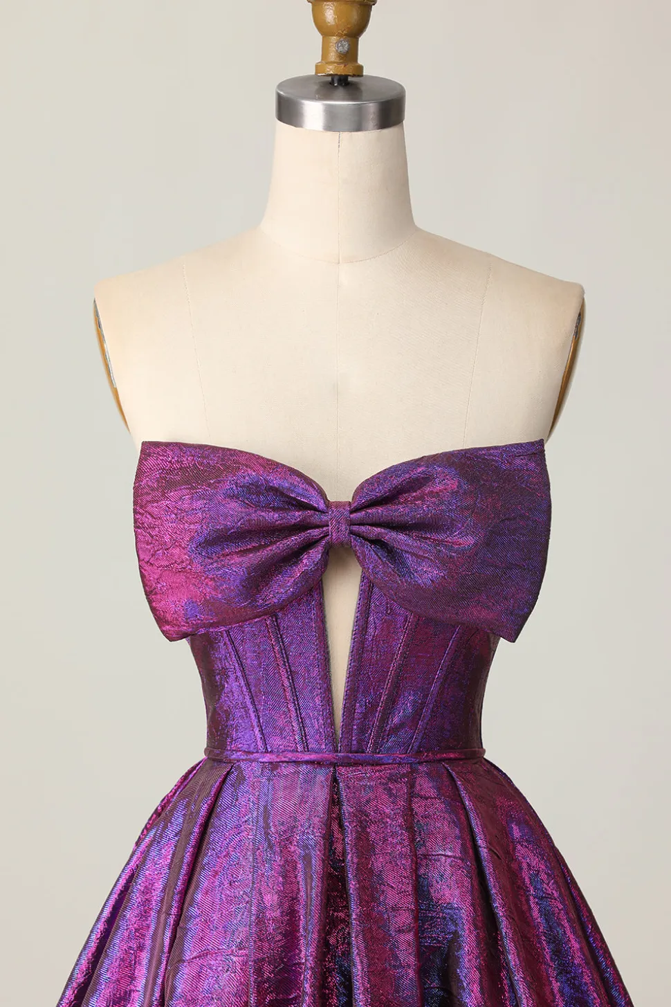 Espartilho Metálico Roxo Escuro Sem Alças Um Vestido Homecoming Linha