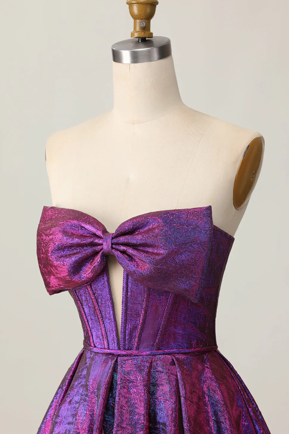 Espartilho Metálico Roxo Escuro Sem Alças Um Vestido Homecoming Linha
