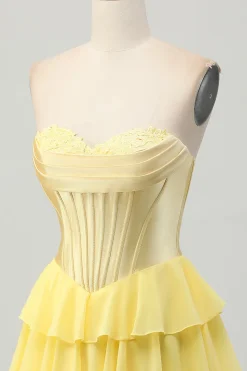 Espartilho sem alças amarelo Um vestido de volta em camadas de linha