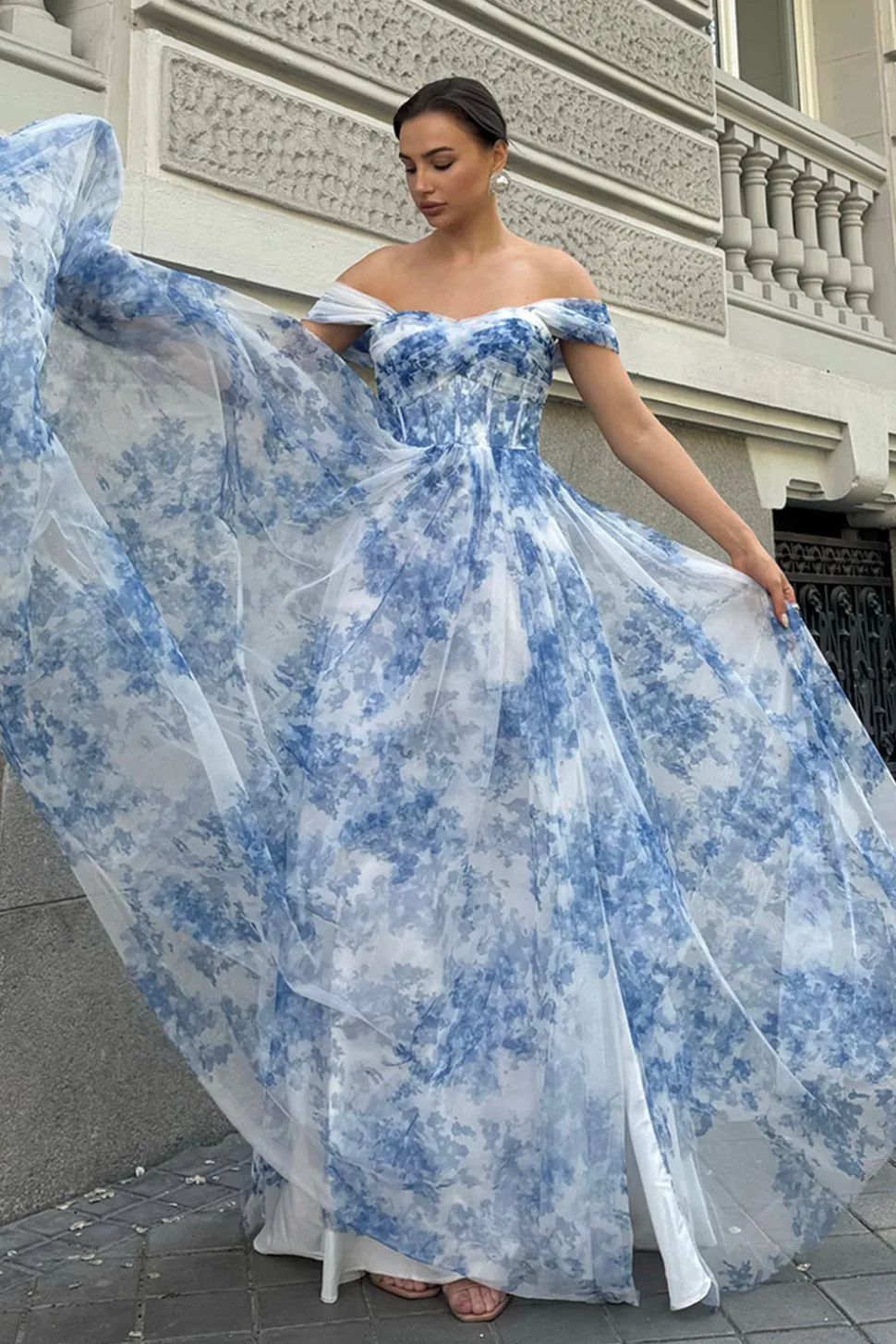 Flor azul branca A-Line fora do ombro vestido de dama de honra com fenda