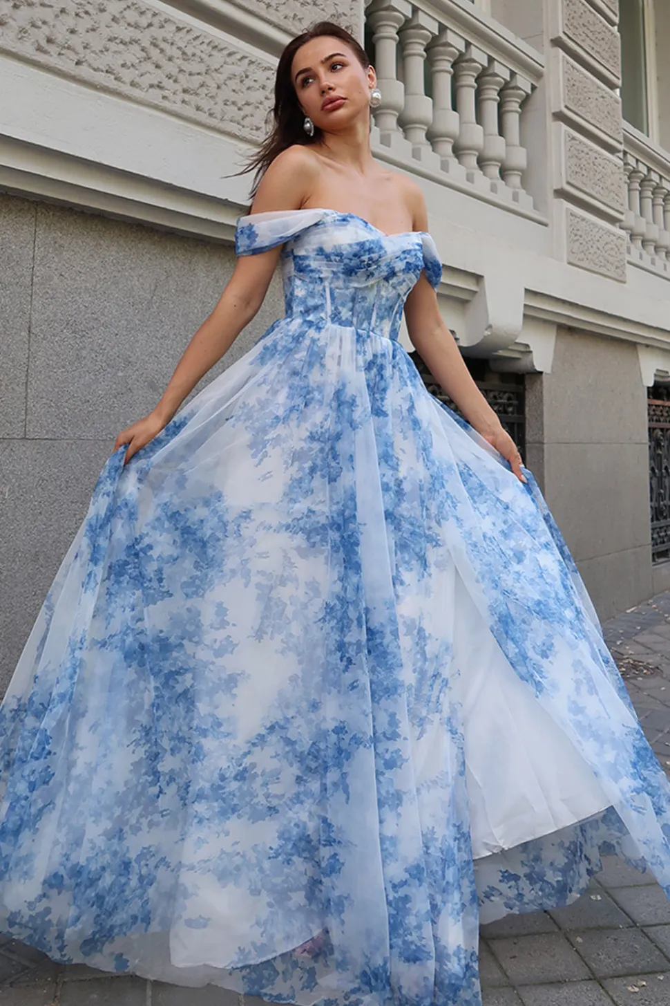 Flor azul branca fora do ombro A-Line vestido de dama de honra com fenda
