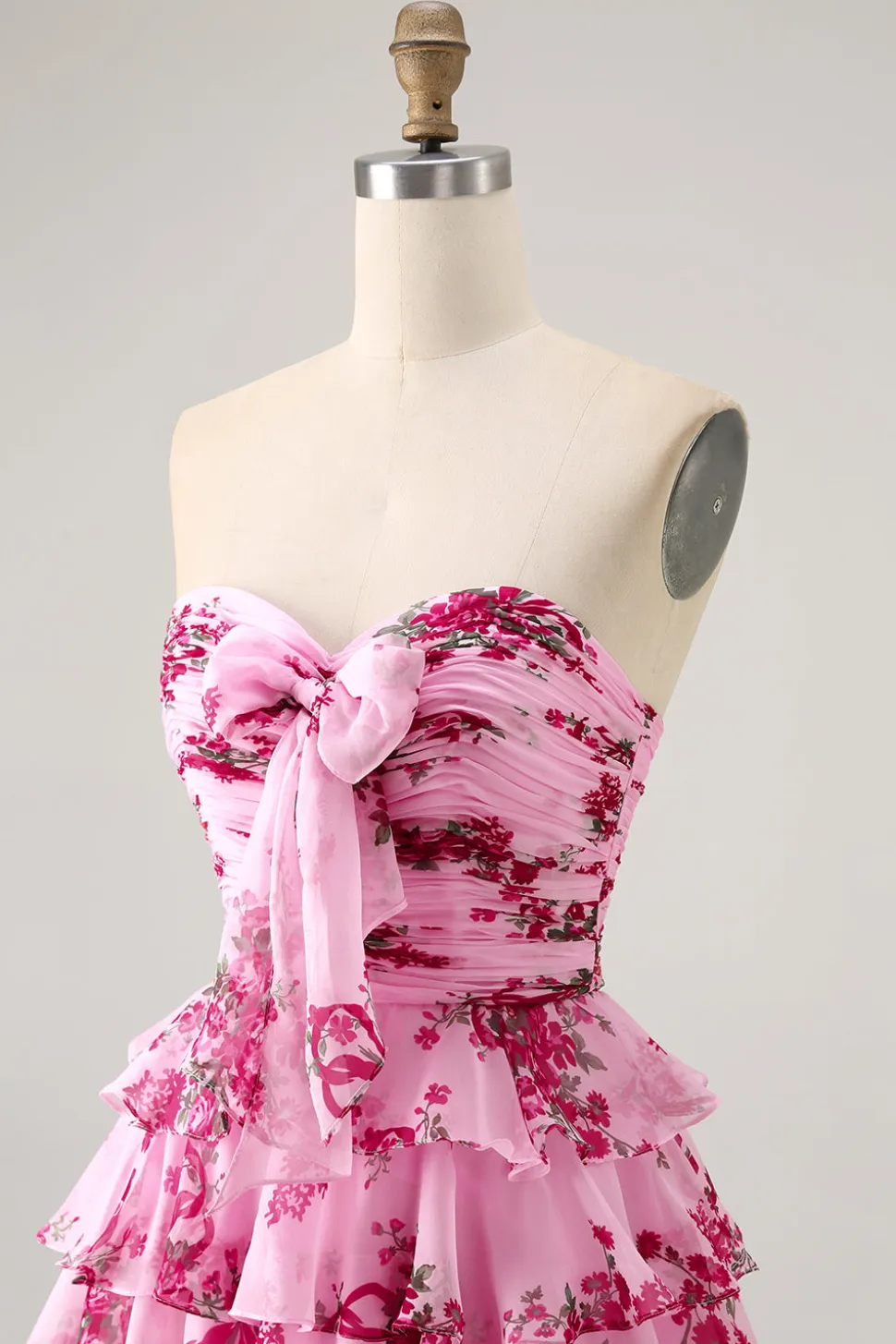 Flor rosa A-line Strapless Tiered Short Homecoming Dress com arco frontal