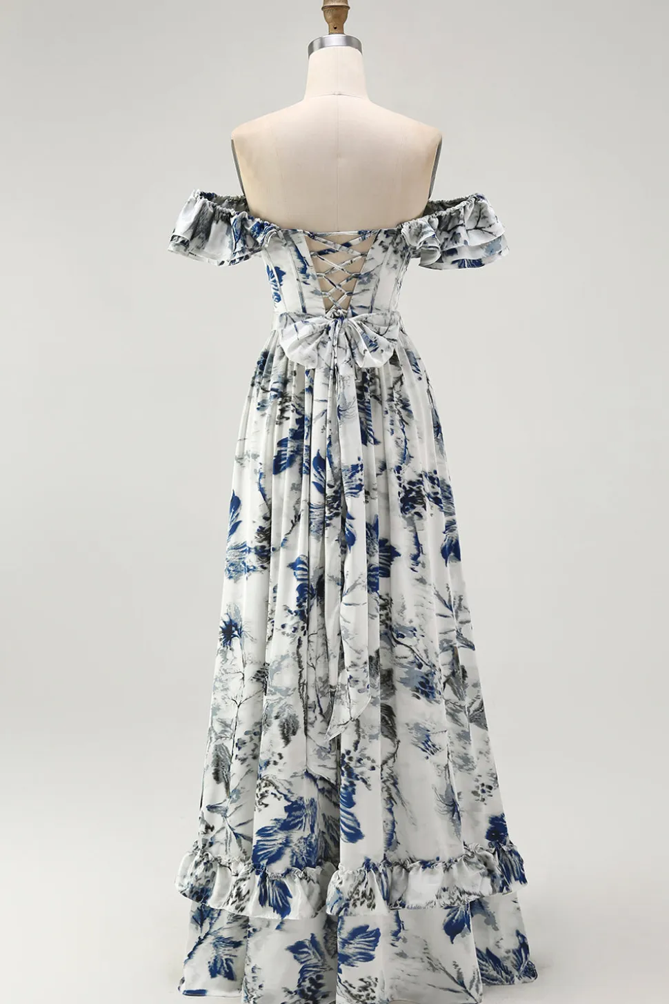 Floral azul babado fora do ombro um vestido de dama de honra linha