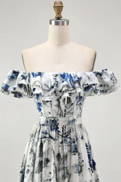 Floral azul babado fora do ombro um vestido de dama de honra linha
