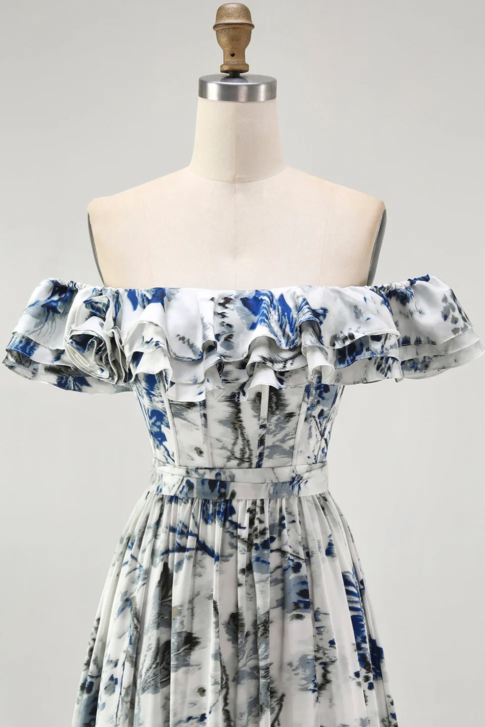 Floral azul babado fora do ombro um vestido de dama de honra linha