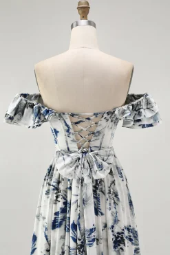 Floral azul babado fora do ombro um vestido de dama de honra linha