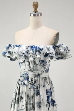 Floral azul babado fora do ombro um vestido de dama de honra linha