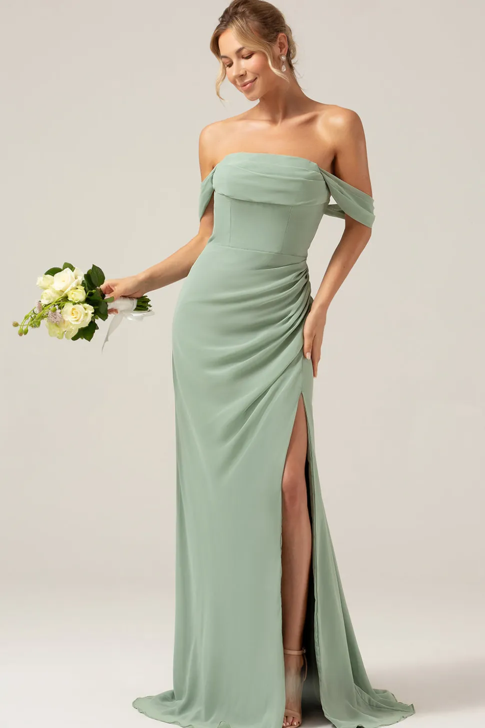 Fora da bainha de ombro Chiffon plissado Dusty Sage vestido de dama de honra