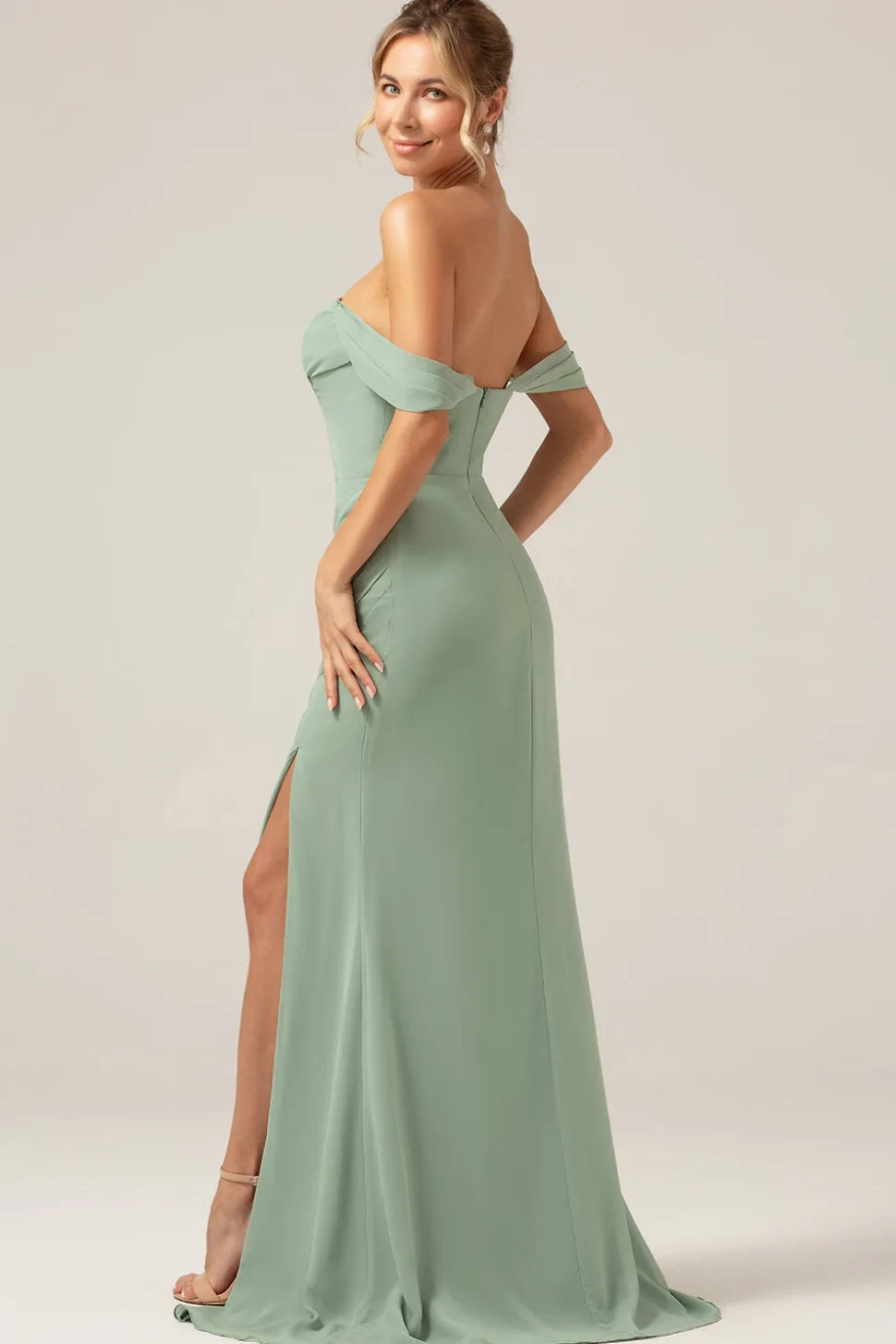 Fora da bainha de ombro Chiffon plissado Dusty Sage vestido de dama de honra