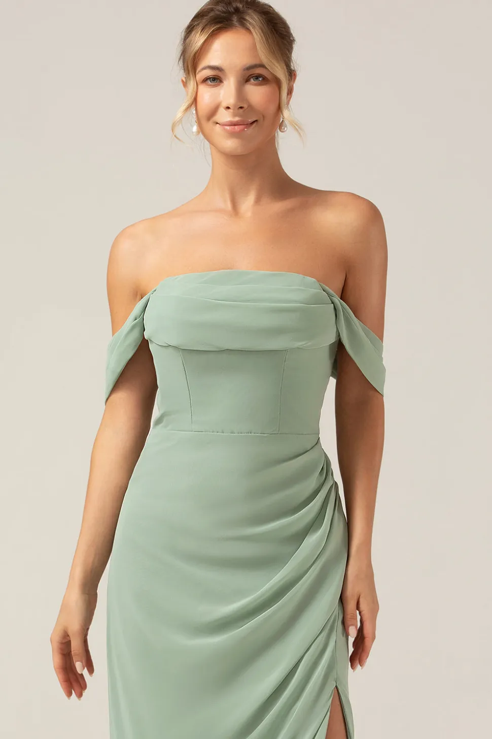 Fora da bainha de ombro Chiffon plissado Dusty Sage vestido de dama de honra