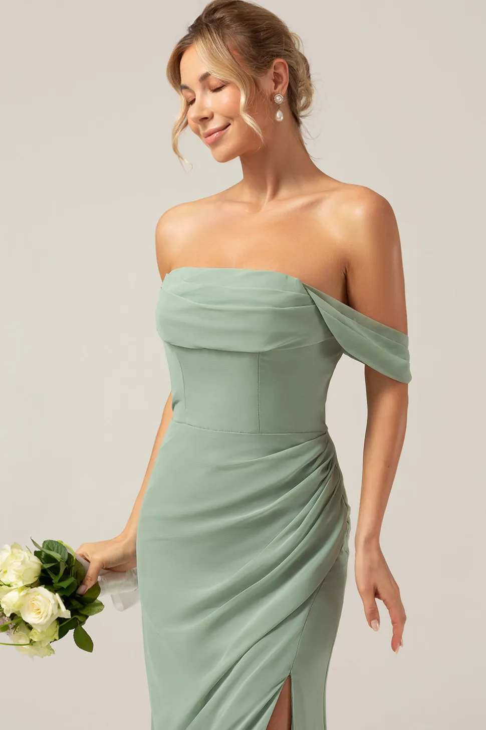Fora da bainha de ombro Chiffon plissado Dusty Sage vestido de dama de honra