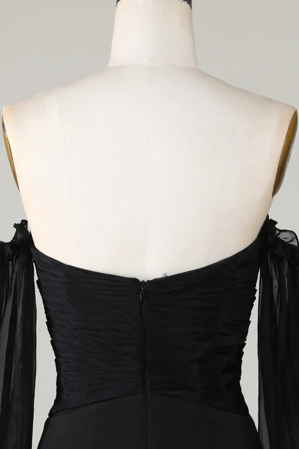 Fora do ombro Keyhole vestido preto Homecoming com frisos
