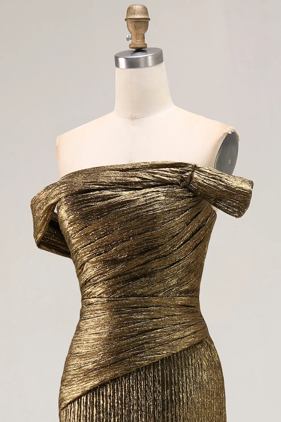 Fora do ombro metalizado vestido de baile de formatura com fenda