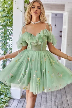 Fora dos Folhos de Ombro Tule Homecoming Dress com Bordado