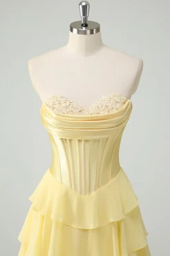 Fuchsia A Line Strapless Corset Tiered Prom Dress com Folhos