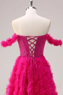 Fuchsia A-Line Tiered Off the Shoulder Long Corset Prom Dress com Missangas
