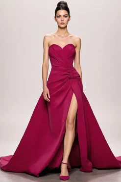 Fuchsia cetim uma linha Ruched Strapless longo vestido de noite com fenda