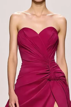 Fuchsia cetim uma linha Ruched Strapless longo vestido de noite com fenda