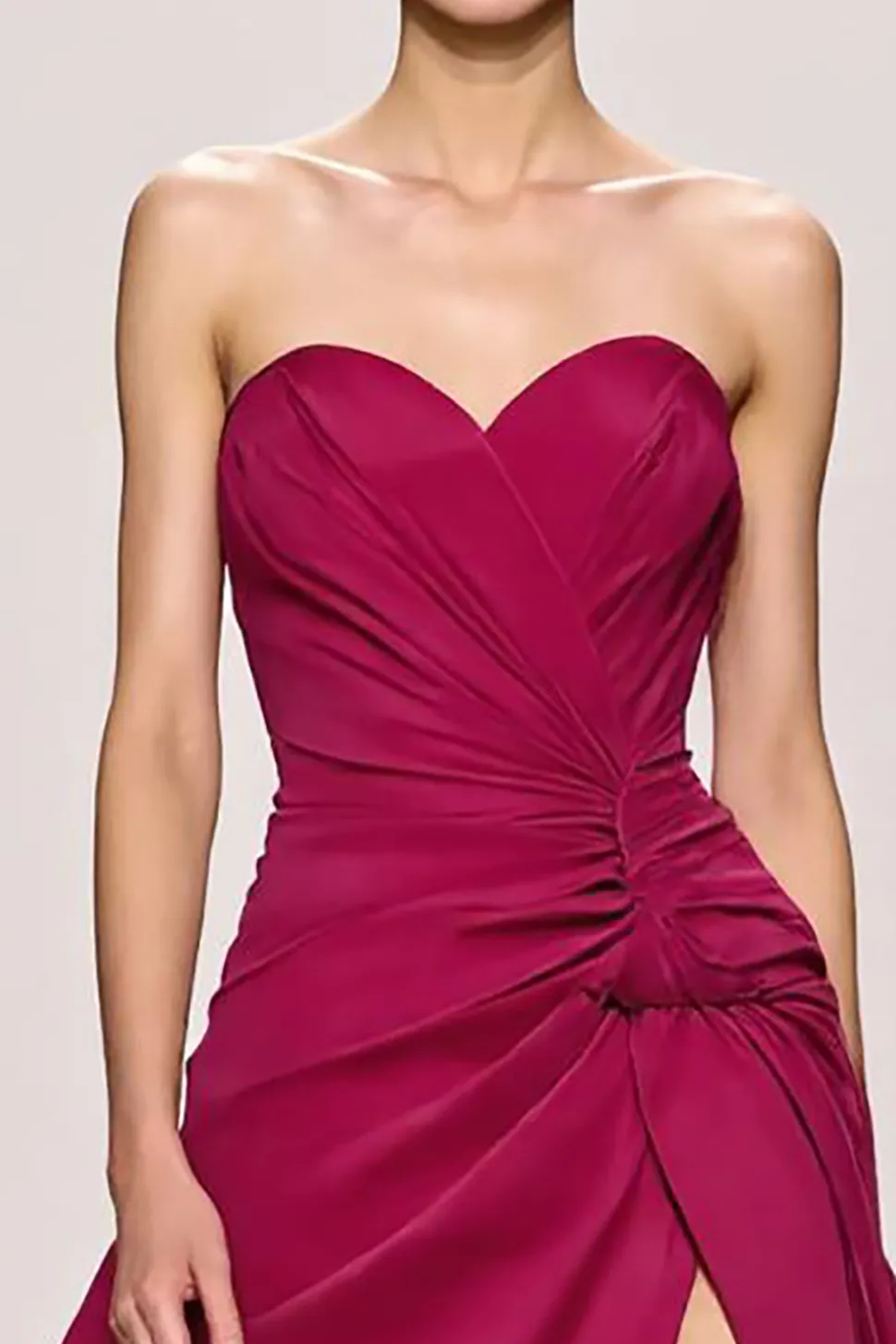 Fuchsia cetim uma linha Ruched Strapless longo vestido de noite com fenda