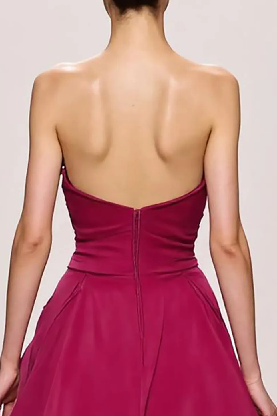 Fuchsia cetim uma linha Ruched Strapless longo vestido de noite com fenda