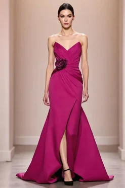 Fuchsia cetim uma linha sem alças longo vestido de noite com flor 3D