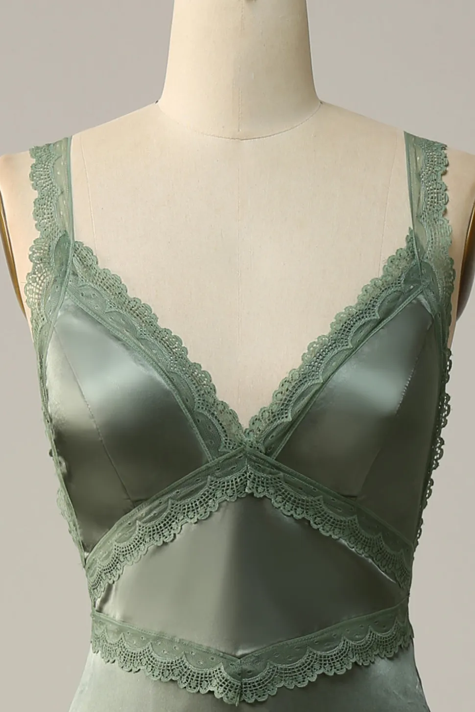 Gola em V Dusty Verde Vestido de Dama de Honor Renda