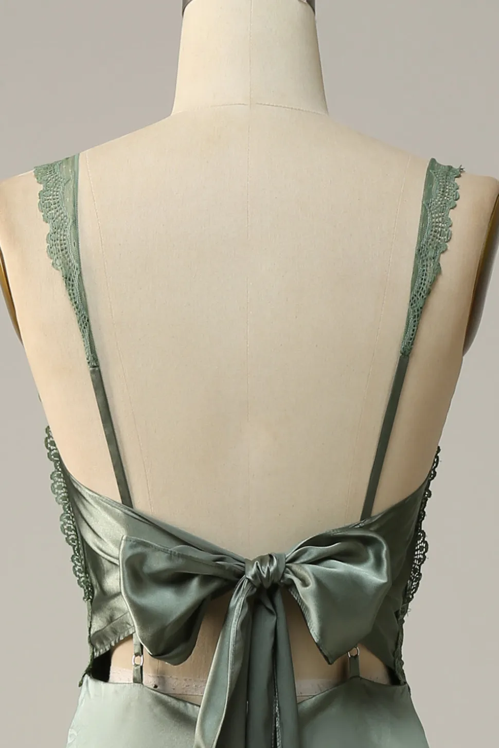 Gola em V Dusty Verde Vestido de Dama de Honor Renda