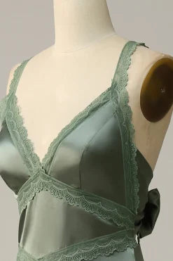 Gola em V Dusty Verde Vestido de Dama de Honor Renda