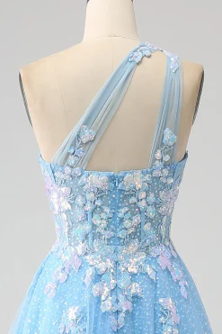 Impressionante uma linha de um ombro azul claro longo vestido de baile de tule com apliques